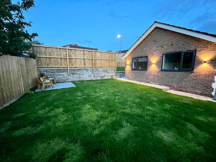 Modern Bungalow In Good Location Aberdulais Εξωτερικό φωτογραφία